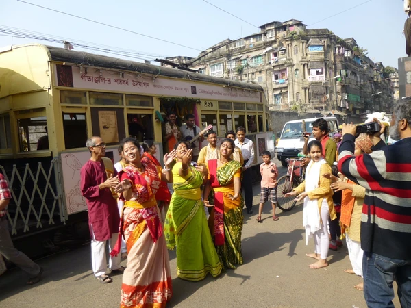 30yrs-2013%20Gitanjali%20performers%20street%20dance%20Rabindra2864_600px-width