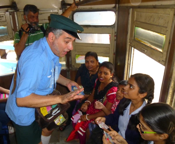 3h-Poribesh%20connie-ing%20roberto%20tramjatra%202012%20copy%202_600px-width