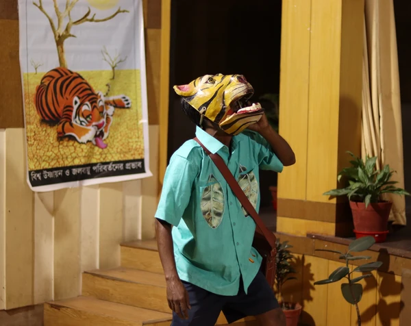 12a-Sajal%20performing%20-The%20Tigers%20Story_600px-width