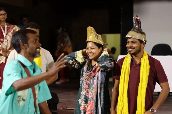 12d-Sajal%20performing%20The%20Tigers%20Story