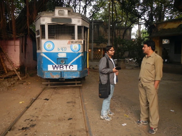 3d-2016%20Anurag%20at%20Belgatchia%20Depot%20talking%20with%20a%20BL%20trammie_600px-width